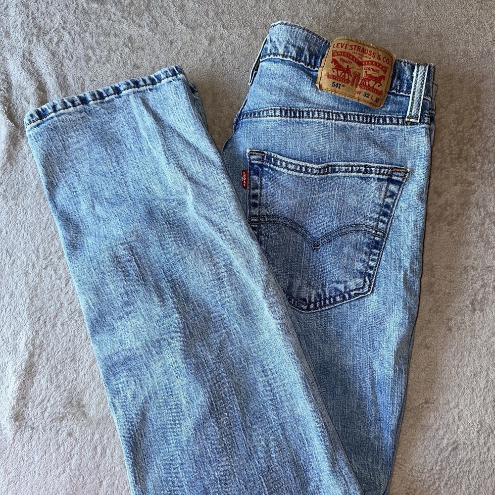 Levis 541 Jeans Mens 32x32 Athletic Taper Light Wash Blue Denim 18181-0667